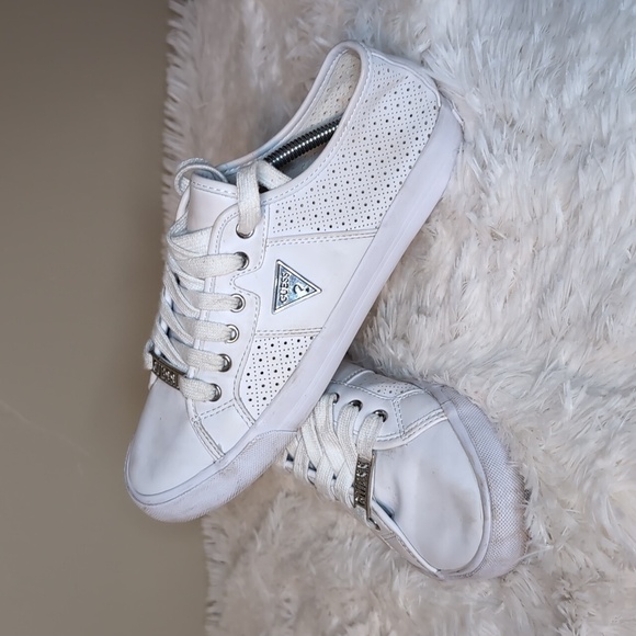 Guess White LEATHER Minimalist Tennis Shoes SZ 7 - Picture 1 of 10